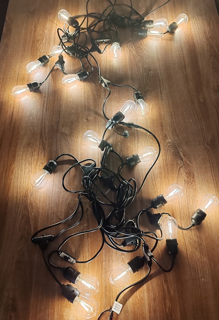 Guirlande guinguette par section de 20 ampoules , led 6w couleur 2700K : Caution de 10€ par unité. Compatible une guirlande de 80 ampoules  possible en une fois 3m de prise électrique et 8.6m de lumières Tarif dégressif par jour supplémentaire     