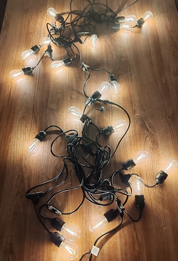 Guirlande guinguette par section de 20 ampoules , led 6w couleur 2700K : Caution de 10€ par unité. Compatible une guirlande de 80 ampoules  possible en une fois 3m de prise électrique et 8.6m de lumières Tarif dégressif par jour supplémentaire     